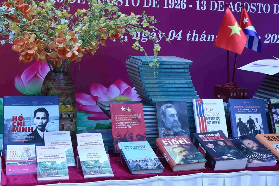 Trưng bày nhiều tư liệu quý về Chủ tịch Hồ Chí Minh và Chủ tịch Fidel Castro