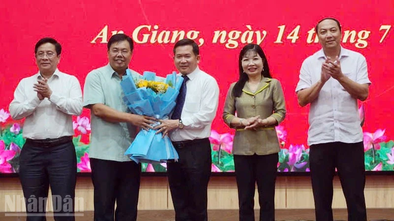 Trung tướng Đinh Văn Nơi giữ chức Phó Bí thư Tỉnh ủy An Giang, kiêm Bí thư Đảng ủy đặc khu Phú Quốc Trung tướng Đinh Văn Nơi giữ chức Phó Bí thư Tỉnh ủy An Giang, kiêm Bí thư Đảng ủy đặc khu Phú Quốc