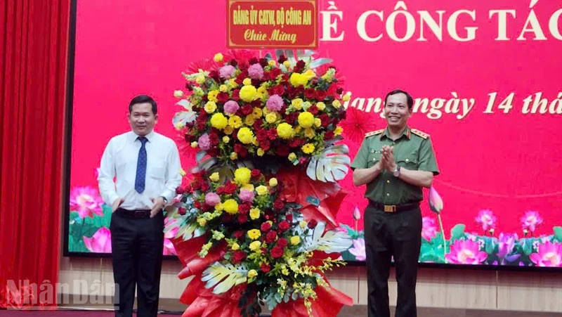 Trung tướng Đinh Văn Nơi giữ chức Phó Bí thư Tỉnh ủy An Giang, kiêm Bí thư Đảng ủy đặc khu Phú Quốc Trung tướng Đinh Văn Nơi giữ chức Phó Bí thư Tỉnh ủy An Giang, kiêm Bí thư Đảng ủy đặc khu Phú Quốc