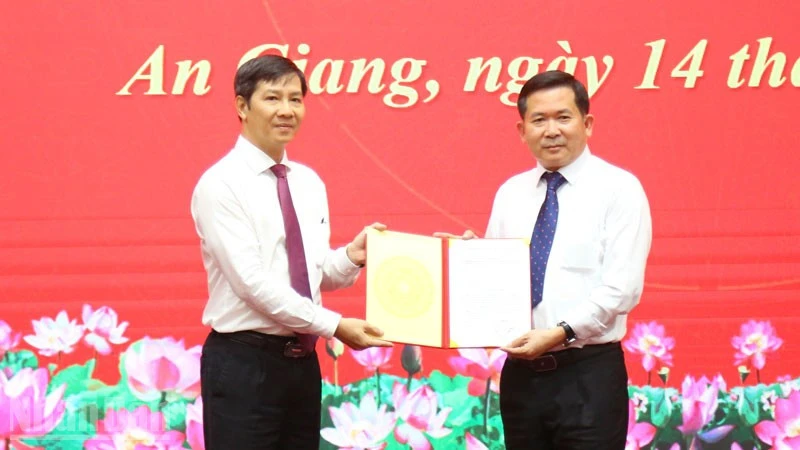 Trung tướng Đinh Văn Nơi giữ chức Phó Bí thư Tỉnh ủy An Giang, kiêm Bí thư Đảng ủy đặc khu Phú Quốc Trung tướng Đinh Văn Nơi giữ chức Phó Bí thư Tỉnh ủy An Giang, kiêm Bí thư Đảng ủy đặc khu Phú Quốc