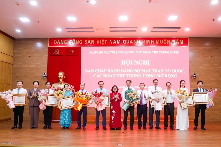 Trung ương Đoàn nhận Huân chương Lao động hạng Ba Trung ương Đoàn nhận Huân chương Lao động hạng Ba