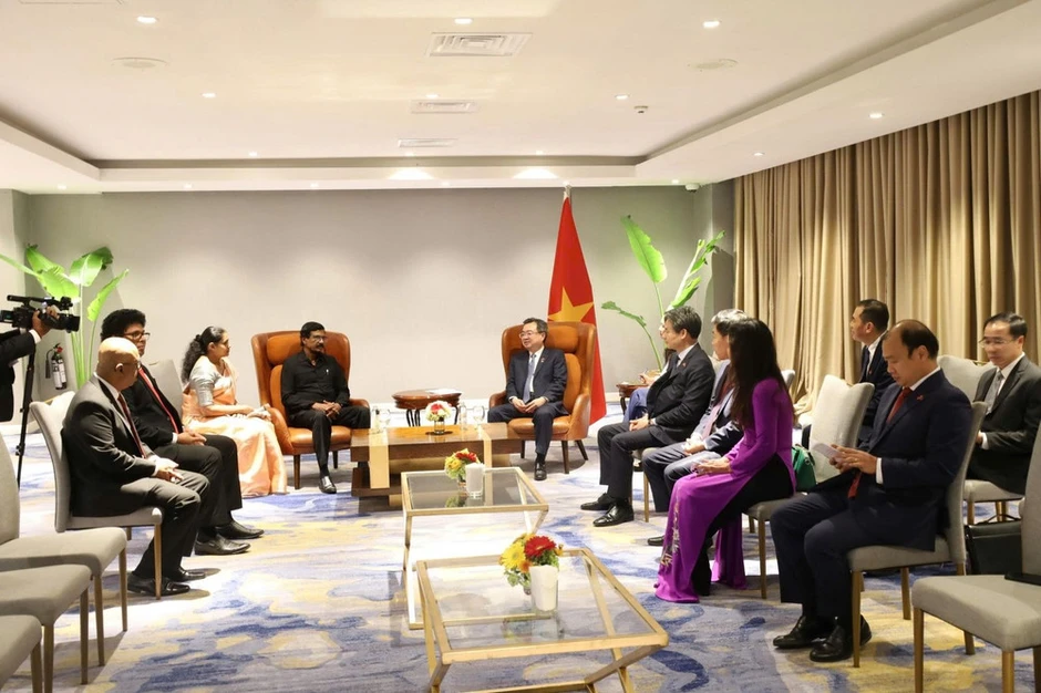 Trưởng ban Chính sách, chiến lược Trung ương tiếp lãnh đạo Đảng Mặt trận Giải phóng Nhân dân Sri Lanka và Đảng Cộng sản Sri Lanka Trưởng ban Chính sách, chiến lược Trung ương tiếp lãnh đạo Đảng Mặt trận Giải phóng Nhân dân Sri Lanka và Đảng Cộng sản Sri Lanka