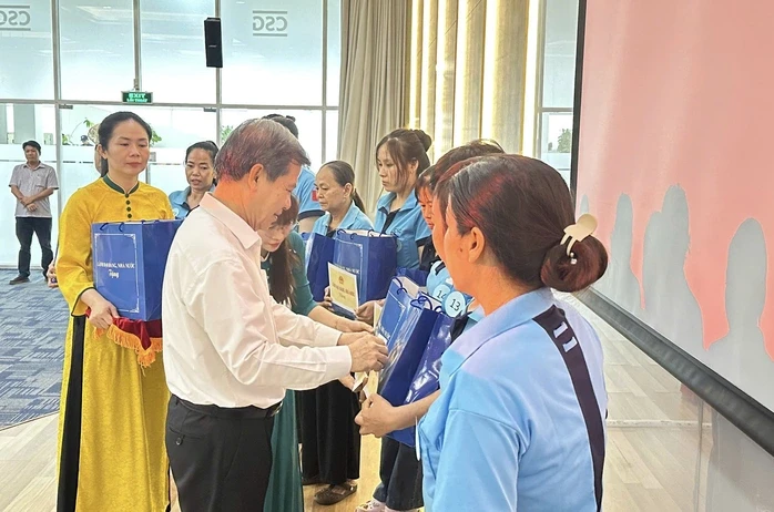 Trưởng ban Nội chính Trung ương Lê Minh Trí thăm, tặng quà cho công nhân tại Đồng Nai Trưởng ban Nội chính Trung ương Lê Minh Trí thăm, tặng quà cho công nhân tại Đồng Nai