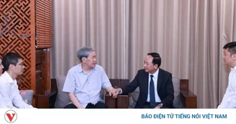 Trưởng Ban Tuyên giáo - Dân vận Trung ương thăm, chúc mừng đồng chí Đinh Thế Huynh