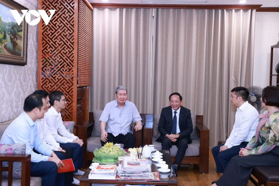 Trưởng Ban Tuyên giáo - Dân vận Trung ương thăm, chúc mừng đồng chí Đinh Thế Huynh Trưởng Ban Tuyên giáo - Dân vận Trung ương thăm, chúc mừng đồng chí Đinh Thế Huynh