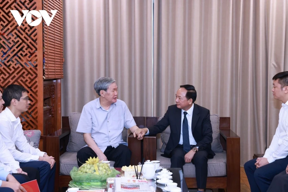 Trưởng Ban Tuyên giáo - Dân vận Trung ương thăm, chúc mừng đồng chí Đinh Thế Huynh Trưởng Ban Tuyên giáo - Dân vận Trung ương thăm, chúc mừng đồng chí Đinh Thế Huynh