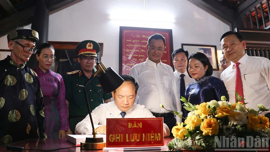 Trưởng Ban Tuyên giáo Trung ương dâng hoa, dâng hương kỷ niệm 150 năm Ngày sinh cụ Huỳnh Thúc Kháng Trưởng Ban Tuyên giáo Trung ương dâng hoa, dâng hương kỷ niệm 150 năm Ngày sinh cụ Huỳnh Thúc Kháng