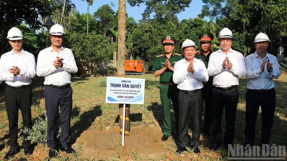 Trưởng Ban Tuyên giáo Trung ương dâng hoa, dâng hương kỷ niệm 150 năm Ngày sinh cụ Huỳnh Thúc Kháng Trưởng Ban Tuyên giáo Trung ương dâng hoa, dâng hương kỷ niệm 150 năm Ngày sinh cụ Huỳnh Thúc Kháng
