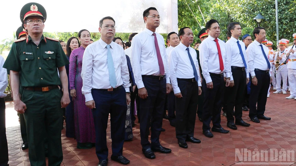 Trưởng Ban Tuyên giáo Trung ương dâng hoa, dâng hương kỷ niệm 150 năm Ngày sinh cụ Huỳnh Thúc Kháng Trưởng Ban Tuyên giáo Trung ương dâng hoa, dâng hương kỷ niệm 150 năm Ngày sinh cụ Huỳnh Thúc Kháng