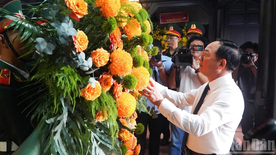 Trưởng Ban Tuyên giáo Trung ương dâng hoa, dâng hương kỷ niệm 150 năm Ngày sinh cụ Huỳnh Thúc Kháng Trưởng Ban Tuyên giáo Trung ương dâng hoa, dâng hương kỷ niệm 150 năm Ngày sinh cụ Huỳnh Thúc Kháng