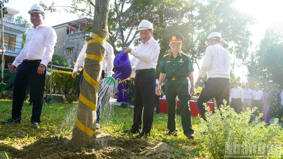 Trưởng Ban Tuyên giáo Trung ương dâng hoa, dâng hương kỷ niệm 150 năm Ngày sinh cụ Huỳnh Thúc Kháng Trưởng Ban Tuyên giáo Trung ương dâng hoa, dâng hương kỷ niệm 150 năm Ngày sinh cụ Huỳnh Thúc Kháng