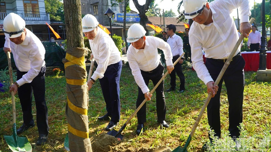 Trưởng Ban Tuyên giáo Trung ương dâng hoa, dâng hương kỷ niệm 150 năm Ngày sinh cụ Huỳnh Thúc Kháng Trưởng Ban Tuyên giáo Trung ương dâng hoa, dâng hương kỷ niệm 150 năm Ngày sinh cụ Huỳnh Thúc Kháng