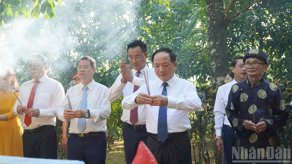 Trưởng Ban Tuyên giáo Trung ương dâng hoa, dâng hương kỷ niệm 150 năm Ngày sinh cụ Huỳnh Thúc Kháng Trưởng Ban Tuyên giáo Trung ương dâng hoa, dâng hương kỷ niệm 150 năm Ngày sinh cụ Huỳnh Thúc Kháng