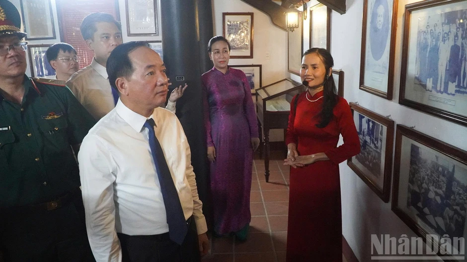 Trưởng Ban Tuyên giáo Trung ương dâng hoa, dâng hương kỷ niệm 150 năm Ngày sinh cụ Huỳnh Thúc Kháng Trưởng Ban Tuyên giáo Trung ương dâng hoa, dâng hương kỷ niệm 150 năm Ngày sinh cụ Huỳnh Thúc Kháng