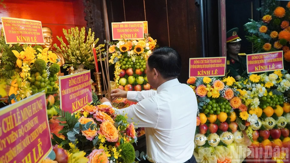Trưởng Ban Tuyên giáo Trung ương dâng hoa, dâng hương kỷ niệm 150 năm Ngày sinh cụ Huỳnh Thúc Kháng Trưởng Ban Tuyên giáo Trung ương dâng hoa, dâng hương kỷ niệm 150 năm Ngày sinh cụ Huỳnh Thúc Kháng