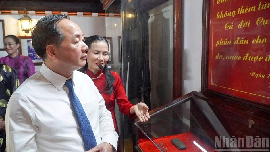 Trưởng Ban Tuyên giáo Trung ương dâng hoa, dâng hương kỷ niệm 150 năm Ngày sinh cụ Huỳnh Thúc Kháng Trưởng Ban Tuyên giáo Trung ương dâng hoa, dâng hương kỷ niệm 150 năm Ngày sinh cụ Huỳnh Thúc Kháng