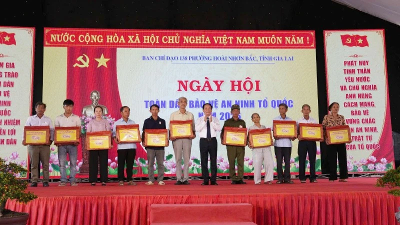 Trưởng Ban Tuyên giáo Trung ương Trịnh Văn Quyết dự Ngày hội toàn dân bảo vệ an ninh Tổ quốc tại Gia Lai Trưởng Ban Tuyên giáo Trung ương Trịnh Văn Quyết dự Ngày hội toàn dân bảo vệ an ninh Tổ quốc tại Gia Lai
