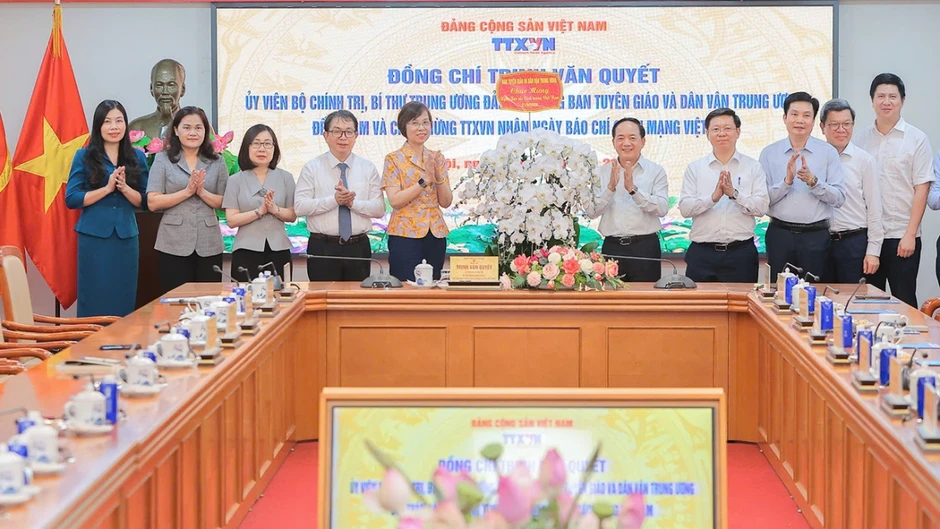 Trưởng Ban Tuyên giáo và Dân vận Trung ương chúc mừng báo chí và nhà báo lão thành