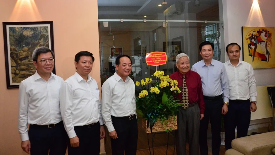 Trưởng Ban Tuyên giáo và Dân vận Trung ương chúc mừng báo chí và nhà báo lão thành