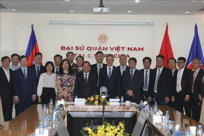Trưởng Ban Tuyên giáo và Dân vận Trung ương gặp gỡ cộng đồng người Việt Nam tại Campuchia Trưởng Ban Tuyên giáo và Dân vận Trung ương gặp gỡ cộng đồng người Việt Nam tại Campuchia