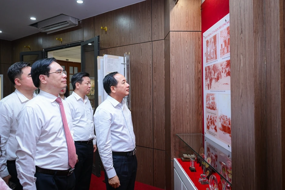 Trưởng Ban Tuyên giáo và Dân vận Trung ương làm việc với Tạp chí Cộng sản Trưởng Ban Tuyên giáo và Dân vận Trung ương làm việc với Tạp chí Cộng sản