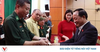 Trưởng Ban Tuyên giáo và Dân vận Trung ương tặng quà các gia đình chính sách