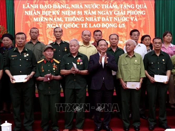 Trưởng Ban Tuyên giáo và Dân vận Trung ương tặng quà các gia đình chính sách Trưởng Ban Tuyên giáo và Dân vận Trung ương tặng quà các gia đình chính sách