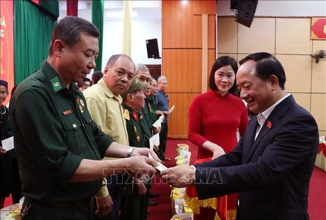 Trưởng Ban Tuyên giáo và Dân vận Trung ương tặng quà các gia đình chính sách Trưởng Ban Tuyên giáo và Dân vận Trung ương tặng quà các gia đình chính sách
