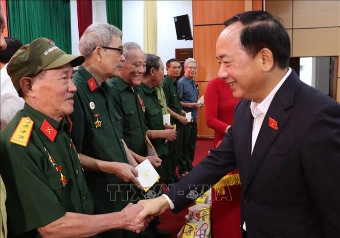 Trưởng Ban Tuyên giáo và Dân vận Trung ương tặng quà các gia đình chính sách Trưởng Ban Tuyên giáo và Dân vận Trung ương tặng quà các gia đình chính sách