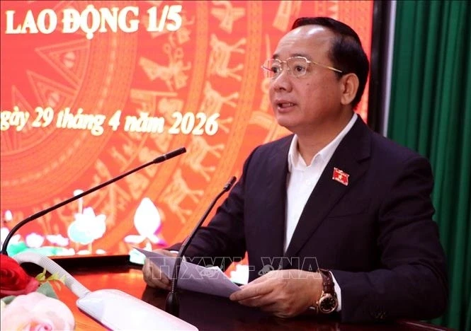 Trưởng Ban Tuyên giáo và Dân vận Trung ương tặng quà các gia đình chính sách Trưởng Ban Tuyên giáo và Dân vận Trung ương tặng quà các gia đình chính sách