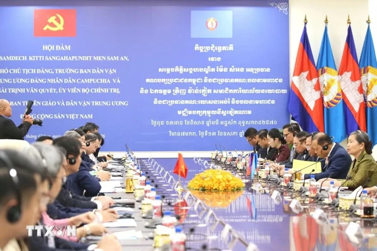 Trưởng Ban Tuyên giáo và Dân vận Trung ương thăm làm việc tại Campuchia