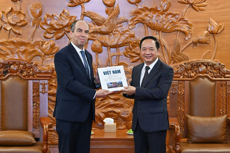Trưởng Ban Tuyên giáo và Dân vận Trung ương Trịnh Văn Quyết tiếp Đại sứ Cuba tại Việt Nam Trưởng Ban Tuyên giáo và Dân vận Trung ương Trịnh Văn Quyết tiếp Đại sứ Cuba tại Việt Nam