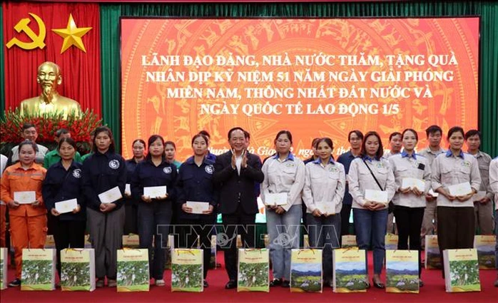Trưởng Ban Tuyên giáo và Dân vận Trung ương Trịnh Văn Quyết tiếp xúc cử tri tại Tuyên Quang Trưởng Ban Tuyên giáo và Dân vận Trung ương Trịnh Văn Quyết tiếp xúc cử tri tại Tuyên Quang