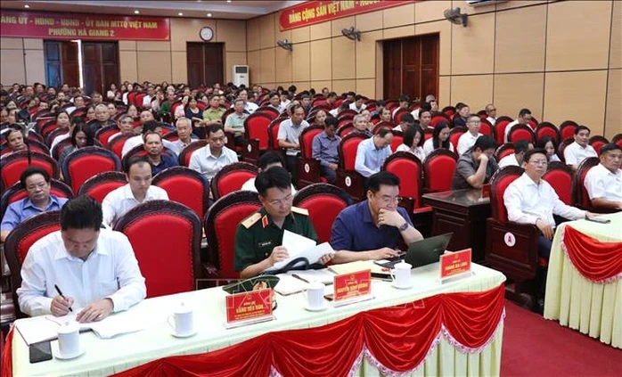 Trưởng Ban Tuyên giáo và Dân vận Trung ương Trịnh Văn Quyết tiếp xúc cử tri tại Tuyên Quang Trưởng Ban Tuyên giáo và Dân vận Trung ương Trịnh Văn Quyết tiếp xúc cử tri tại Tuyên Quang