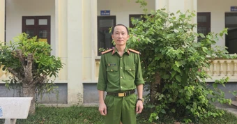 Trưởng công an xã nói tiếng Mông, đánh nhau với 'ma rừng' bằng 'vũ khí' đặc biệt