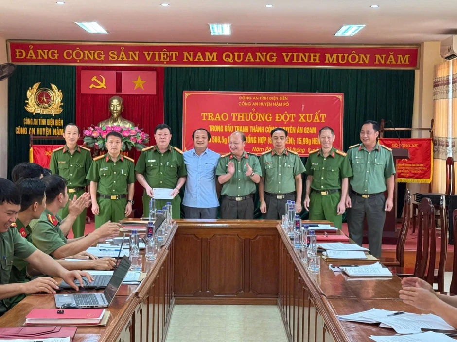 Trưởng công an xã nói tiếng Mông, đánh nhau với 'ma rừng' bằng 'vũ khí' đặc biệt Trưởng công an xã nói tiếng Mông, đánh nhau với 'ma rừng' bằng 'vũ khí' đặc biệt