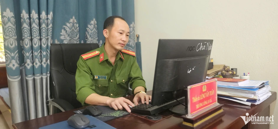 Trưởng công an xã nói tiếng Mông, đánh nhau với 'ma rừng' bằng 'vũ khí' đặc biệt Trưởng công an xã nói tiếng Mông, đánh nhau với 'ma rừng' bằng 'vũ khí' đặc biệt