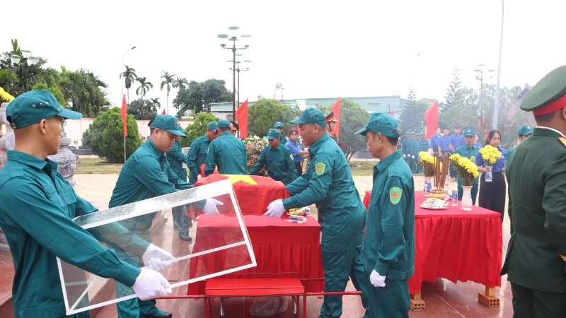 Truy điệu, an táng 2 hài cốt liệt sĩ tại Nghĩa trang liệt sĩ xã Krông Bông Truy điệu, an táng 2 hài cốt liệt sĩ tại Nghĩa trang liệt sĩ xã Krông Bông