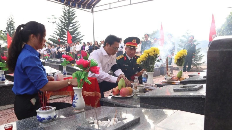 Truy điệu, an táng 2 hài cốt liệt sĩ tại Nghĩa trang liệt sĩ xã Krông Bông Truy điệu, an táng 2 hài cốt liệt sĩ tại Nghĩa trang liệt sĩ xã Krông Bông
