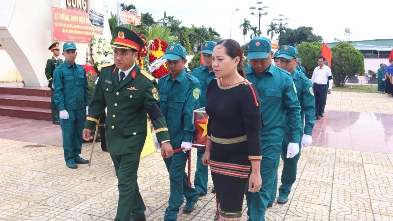 Truy điệu, an táng 2 hài cốt liệt sĩ tại Nghĩa trang liệt sĩ xã Krông Bông Truy điệu, an táng 2 hài cốt liệt sĩ tại Nghĩa trang liệt sĩ xã Krông Bông