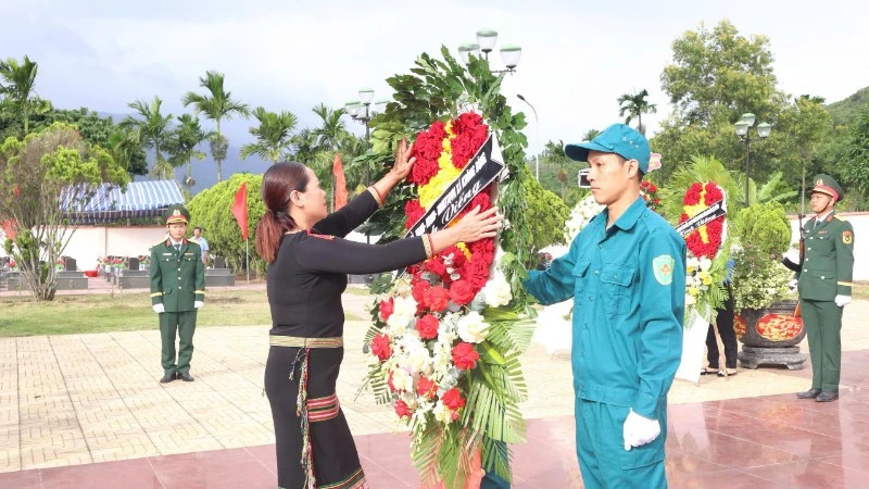 Truy điệu, an táng 2 hài cốt liệt sĩ tại Nghĩa trang liệt sĩ xã Krông Bông Truy điệu, an táng 2 hài cốt liệt sĩ tại Nghĩa trang liệt sĩ xã Krông Bông