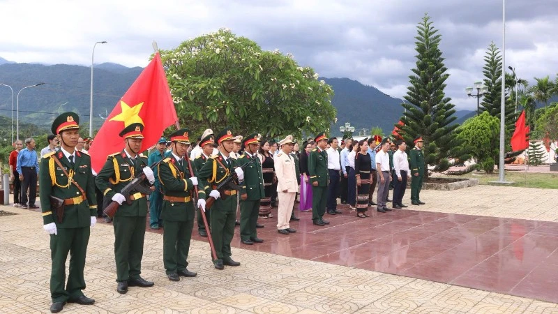 Truy điệu, an táng 2 hài cốt liệt sĩ tại Nghĩa trang liệt sĩ xã Krông Bông Truy điệu, an táng 2 hài cốt liệt sĩ tại Nghĩa trang liệt sĩ xã Krông Bông