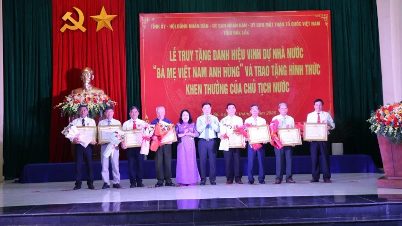 Truy tặng danh hiệu Bà mẹ Việt Nam Anh hùng và trao tặng Huân chương Lao động cho nhiều cá nhân tỉnh Đắk Lắk Truy tặng danh hiệu Bà mẹ Việt Nam Anh hùng và trao tặng Huân chương Lao động cho nhiều cá nhân tỉnh Đắk Lắk