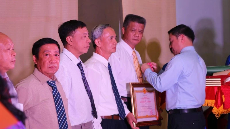 Truy tặng danh hiệu Bà mẹ Việt Nam Anh hùng và trao tặng Huân chương Lao động cho nhiều cá nhân tỉnh Đắk Lắk Truy tặng danh hiệu Bà mẹ Việt Nam Anh hùng và trao tặng Huân chương Lao động cho nhiều cá nhân tỉnh Đắk Lắk