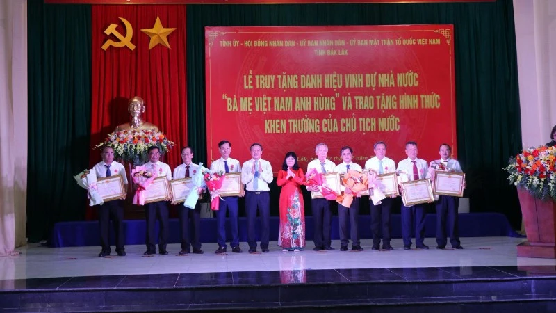 Truy tặng danh hiệu Bà mẹ Việt Nam Anh hùng và trao tặng Huân chương Lao động cho nhiều cá nhân tỉnh Đắk Lắk Truy tặng danh hiệu Bà mẹ Việt Nam Anh hùng và trao tặng Huân chương Lao động cho nhiều cá nhân tỉnh Đắk Lắk