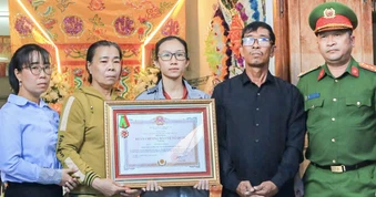 Truy tặng Huân chương Bảo vệ Tổ quốc hạng ba cho công an xã hy sinh đấu tranh với "cát tặc"
