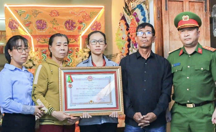 Truy tặng Huân chương Bảo vệ Tổ quốc hạng ba cho công an xã hy sinh đấu tranh với "cát tặc" Truy tặng Huân chương Bảo vệ Tổ quốc hạng ba cho công an xã hy sinh đấu tranh với "cát tặc"