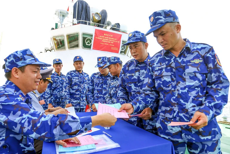 Tự hào, xúc động với lá phiếu cử tri giữa biển khơi của Tổ quốc Tự hào, xúc động với lá phiếu cử tri giữa biển khơi của Tổ quốc
