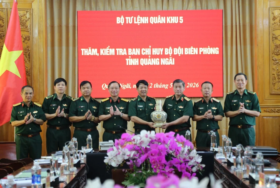 Tư lệnh Quân khu 5 kiểm tra, nắm tình hình các đơn vị biên giới Tư lệnh Quân khu 5 kiểm tra, nắm tình hình các đơn vị biên giới