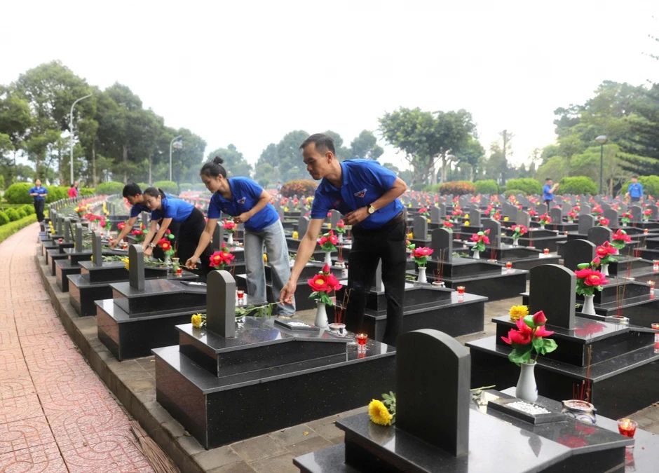 Từ mùa Thu lịch sử đến khát vọng cống hiến hôm nay Từ mùa Thu lịch sử đến khát vọng cống hiến hôm nay